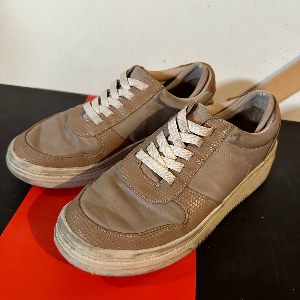 Dr. Scholl's Shoes Women's Essential Sneaker size 7.5 but fits more like 7.